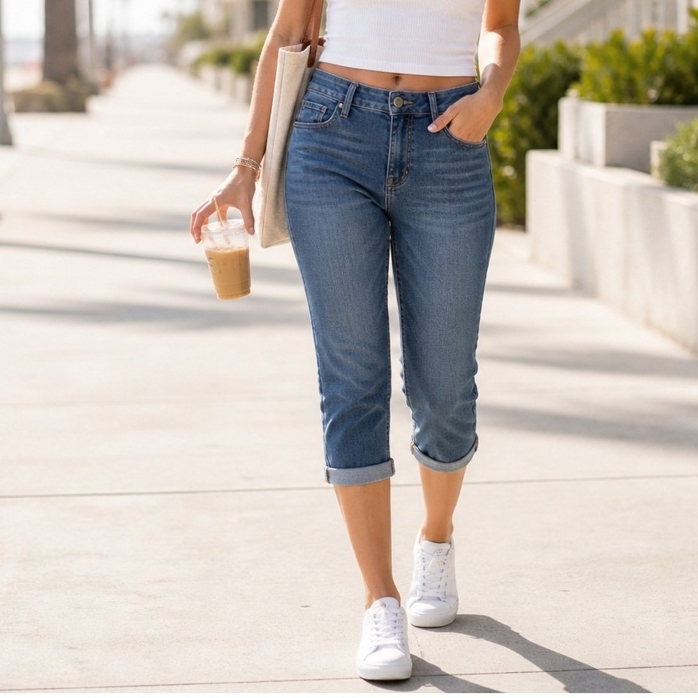 American Eagle Capri Jeans Size 4 Medium Wash Cuffed Crop Denim
